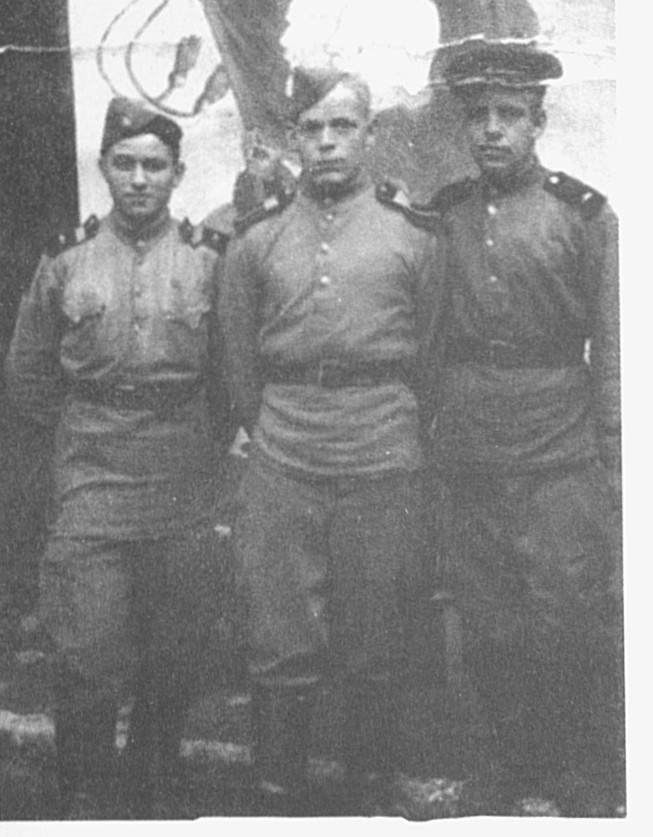 Н.П. Быков (в центре). Фотография военных лет.