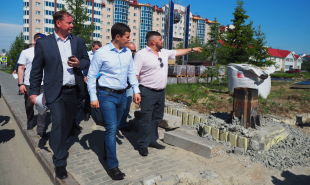 Дмитрий Артюхов проверил, как идёт ремонт дорог и благоустройство в окружной столице