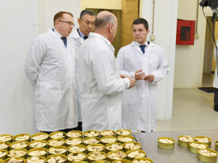 Поддержка бизнеса: Дмитрий Артюхов посетил завод по производству рыбной продукции 