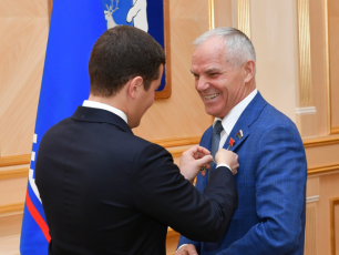 Губернатор Дмитрий Артюхов вручил награды за вклад в развитие Ямала
