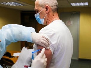 Таркосалинские медики вакцинируют пуровчан на предприятиях