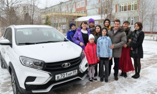 Дмитрий Артюхов выполнил обещание и подарил многодетной семье из Ноябрьска машину