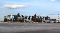 Три телескопических трапа присоединены к новому терминалу аэропорта Новый Уренгой 