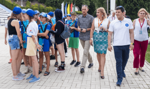 Дмитрий Артюхов встретился с ямальскими детьми в Крыму