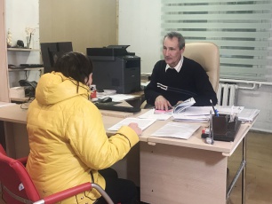 Жители Самбурга оформляют документы в МФЦ