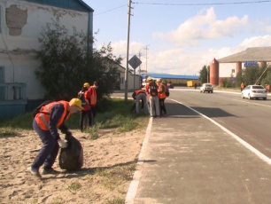 Таркосалинские подростки убрали больше тысячи кубометров мусора