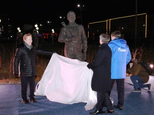  В Ямбурге открыли памятник газодобытчику и Аллею легендарных лиц 