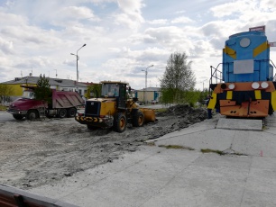 Замгубернатора ознакомился со строительством нового сквера в Пуровске